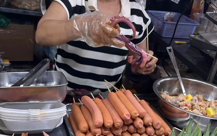 Người bán hàng rong Đà Nẵng vi phạm nhiều lỗi vụ 'chém đẹp' nhóm khách Lào mấy que thịt nướng - Ảnh 2.
