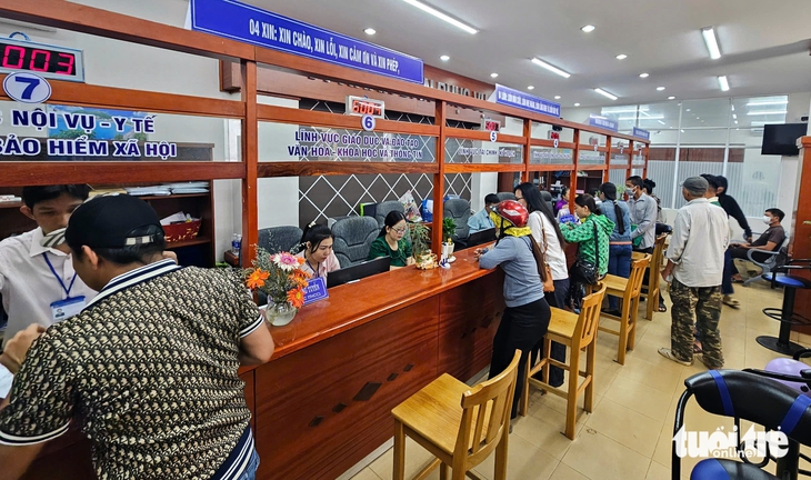 ‘1 kèm 1’ ở trung tâm hành chính công xã Long Hải, TP.HCM - Ảnh 2.