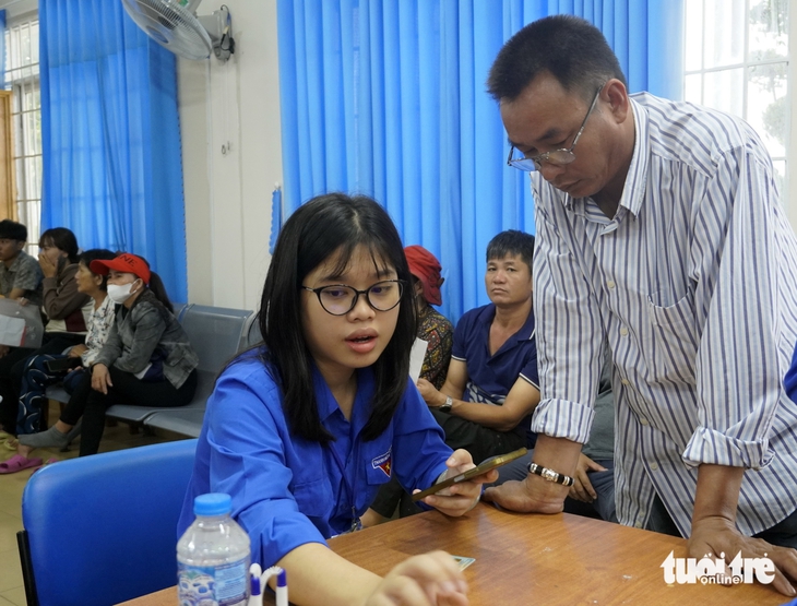 ‘1 kèm 1’ ở trung tâm hành chính công xã Long Hải, TP.HCM - Ảnh 3.