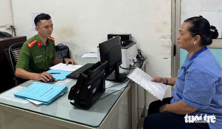 Người dân đăng ký xe nhanh chóng tại Công an phường Tân Định - Ảnh 3.