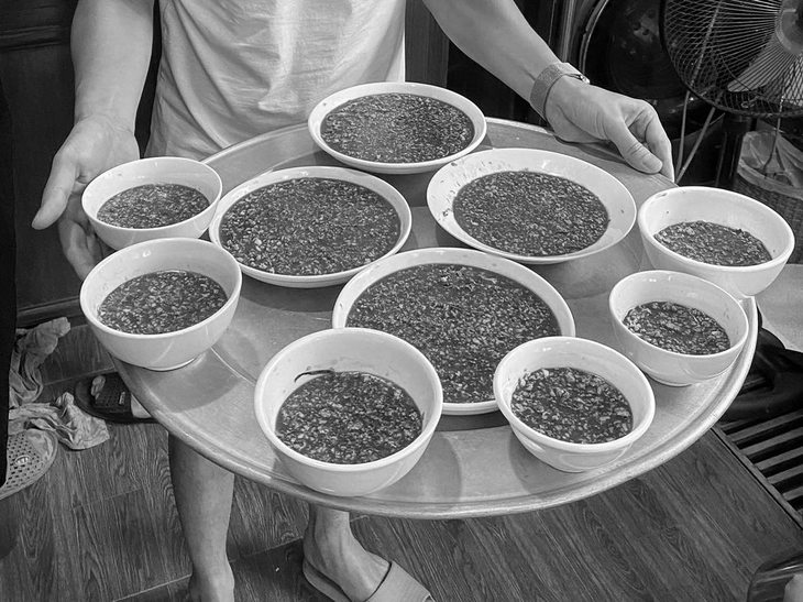 Hưng Yên: 17 người ăn tiết canh, lòng heo, 2 người đã tử vong - Ảnh 1. Tiết canh - Ảnh 1.