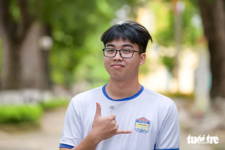 Nam sinh đạt 5 danh hiệu thủ khoa toàn quốc: Chọn ngành kỹ thuật nhưng yêu văn, làm thơ, viết rap - Ảnh 1.