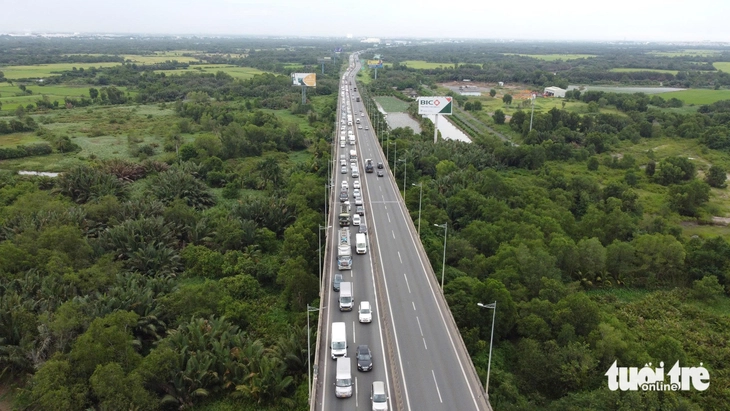 Hàng ngàn xe nhích từng chút trên cao tốc TP.HCM - Long Thành - Dầu Giây - Ảnh 2.