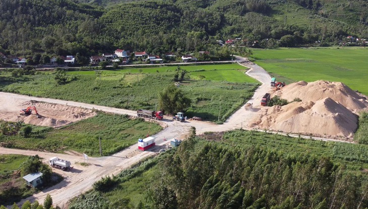 Nhiều điểm tập kết cát trái phép dọc tỉnh lộ ở Đắk Lắk - Ảnh 2. Nhiều điểm tập kết cát trái phép dọc tỉnh lộ ở Đắk Lắk - Ảnh 2.