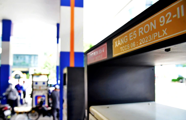 Bắt buộc dùng xăng E10 từ ngày 1-1-2026 - Kỳ 2: Xăng E5 vắng bóng, vì sao? - Ảnh 2. Xăng E5 - Ảnh 2.