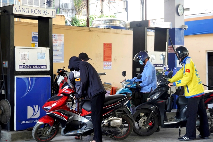Bắt buộc dùng xăng E10 từ ngày 1-1-2026 - Kỳ 2: Xăng E5 vắng bóng, vì sao? - Ảnh 1. Xăng E5 - Ảnh 1.