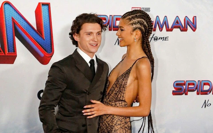 Zendaya mặc như cô dâu khi quảng bá 'The Drama' - Ảnh 3.