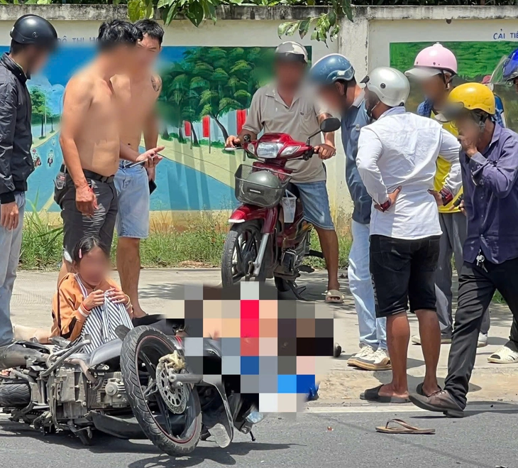 Chở con gái đi khám bệnh thì gặp tai nạn, hai vợ chồng tử vong - Ảnh 1. Tông xe khi chở con gái đi khám bệnh, hai vợ chồng thiệt mạng - Ảnh 1.