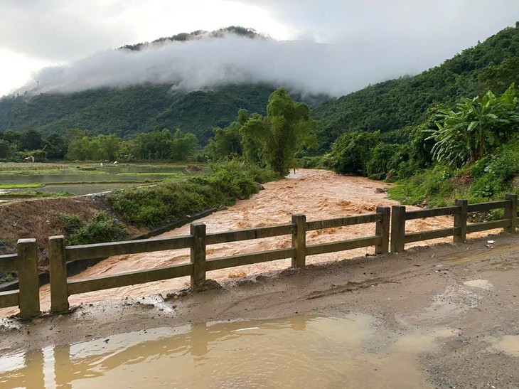 lũ cuốn - Ảnh 1.