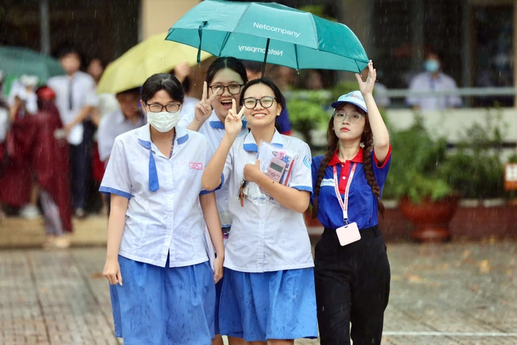 Thi tốt nghiệp THPT 2025: Điểm các tổ hợp chênh lệch lớn - Ảnh 1. tổ hợp - Ảnh 1.