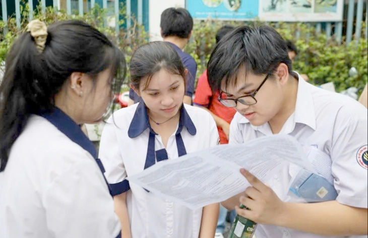 Công bố phổ điểm thi tốt nghiệp THPT: 'Mưa' điểm 10 nhưng điểm chuẩn dự kiến giảm - Ảnh 1. điểm chuẩn - Ảnh 1.