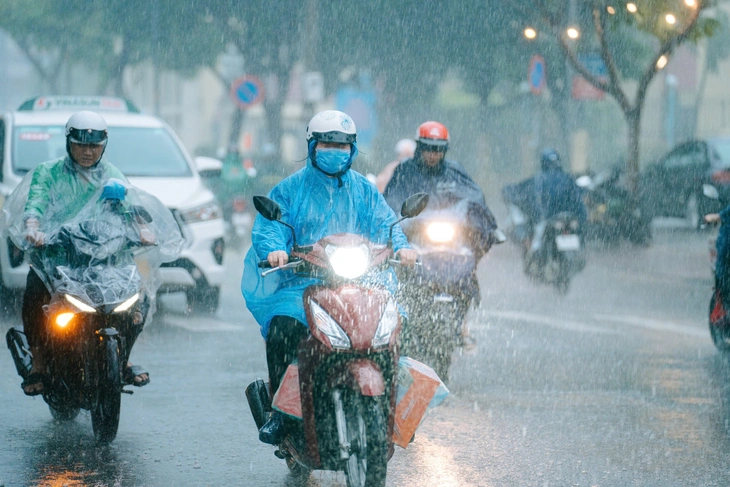 Thời tiết hôm nay 17-7: Nam Bộ tăng mưa, Bắc Bộ và Trung Bộ nắng nóng - Ảnh 1.