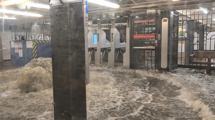 Ga tàu New York ngập nặng, nước lũ phun như vỡ mạch ngầm - Ảnh 1.
