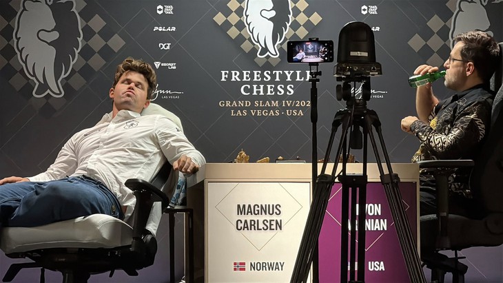 Carlsen bị loại khỏi cuộc đua vô địch Freestyle Chess ngay ngày mở màn - Ảnh 1.