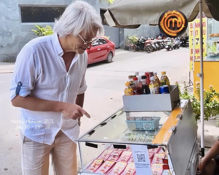 'Thánh liêm' MasterChef Leslie Gilliams được tặng bánh kem kèm hũ muối trong lần đầu đến TP.HCM - Ảnh 1. Leslie Gilliams vừa đến TP.HCM là người 'một đời liêm khiết - chống lại MasterChef' - Ảnh 1.