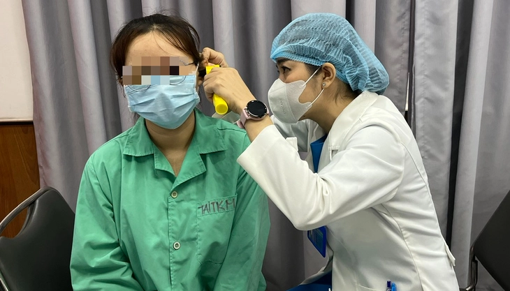 Bị chấn thương khi ngoáy tai, một phụ nữ phải phẫu thuật tai - Ảnh 1.