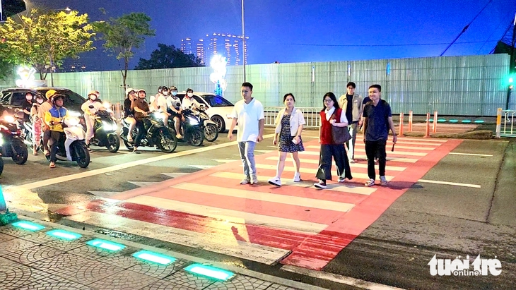 Nhiều tai nạn liên quan người đi bộ qua đường, CSGT TP.HCM đưa ra loạt khuyến cáo - Ảnh 1.