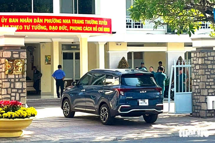Dân kêu bị cấm đỗ xe hơi trong trụ sở phường khi đến làm thủ tục hành chính, chủ tịch phường nói gì? - Ảnh 1. Cấm đỗ xe hơi trong trụ sở phường khi đến làm thủ tục hành chính? - Ảnh 1.