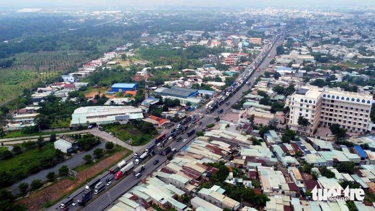 Quốc lộ 51 ùn ứ cục bộ nhiều nơi sau khi phân luồng sửa khe co giãn ở cầu Long Thành - Ảnh 2.