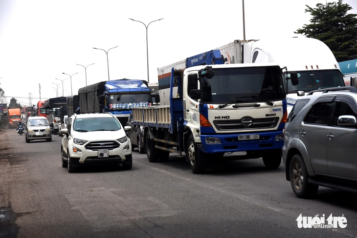 Quốc lộ 51 ùn ứ cục bộ nhiều nơi sau khi phân luồng sửa khe co giãn ở cầu Long Thành - Ảnh 3.