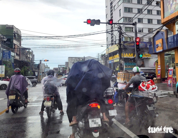 Chống ùn tắc giao thông ở Huế: 'Cho rẽ phải, đèn tín hiệu phải sáng cả ngày' - Ảnh 1.
