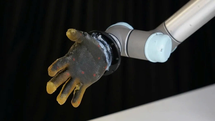 Robot 'biết đau' như con người nhờ da nhân tạo - Ảnh 1.