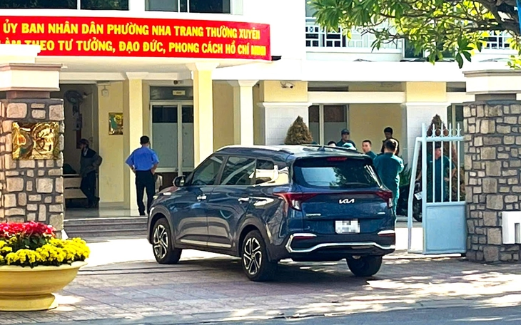 Vụ xe hơi đậu cạnh ký túc xá ở Nha Trang cả năm: Xác định thông tin chủ xe nhưng chưa liên lạc được  - Ảnh 2.