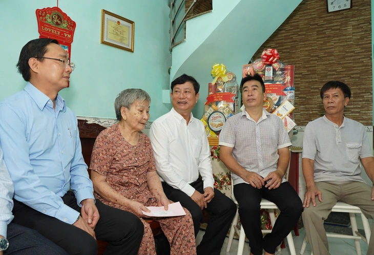 Chủ tịch HĐND TP.HCM Võ Văn Minh khảo sát công tác phục vụ người dân tại xã Nhà Bè - Ảnh 5.