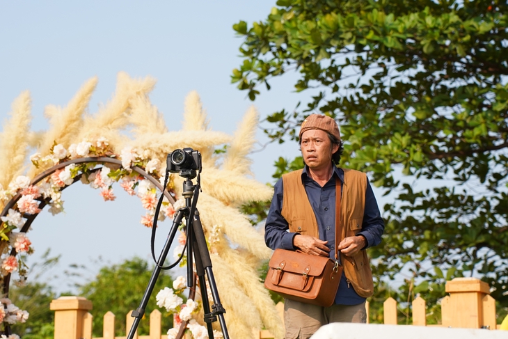 Hoài Linh vào vai kẻ xấu, hãm hại Tuấn Trần trong 'Làm giàu với ma 2'? - Ảnh 3. Hoài Linh vào vai kẻ xấu, hãm hại Tuấn Trần trong 'Làm giàu với ma 2'? - Ảnh 3.
