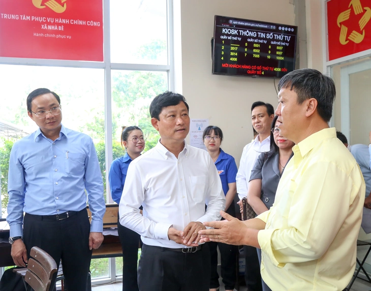 Chủ tịch HĐND TP.HCM Võ Văn Minh khảo sát công tác phục vụ người dân tại xã Nhà Bè - Ảnh 1.