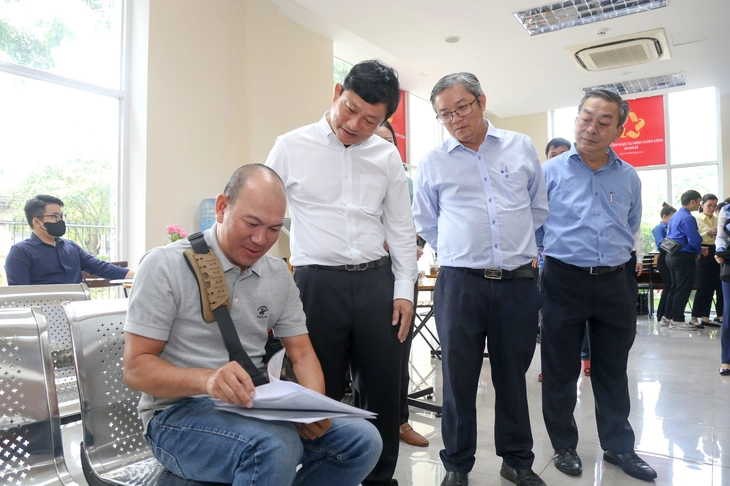 Chủ tịch HĐND TP.HCM Võ Văn Minh khảo sát công tác phục vụ người dân tại xã Nhà Bè - Ảnh 2.
