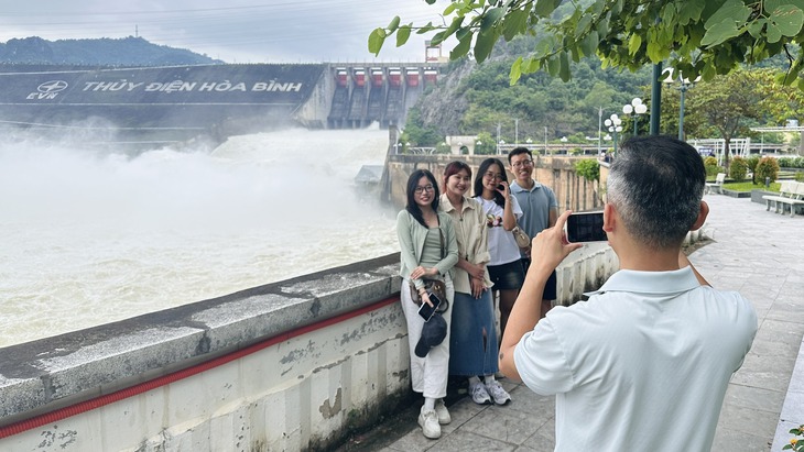 Hồ thủy điện Hòa Bình - Ảnh 1.