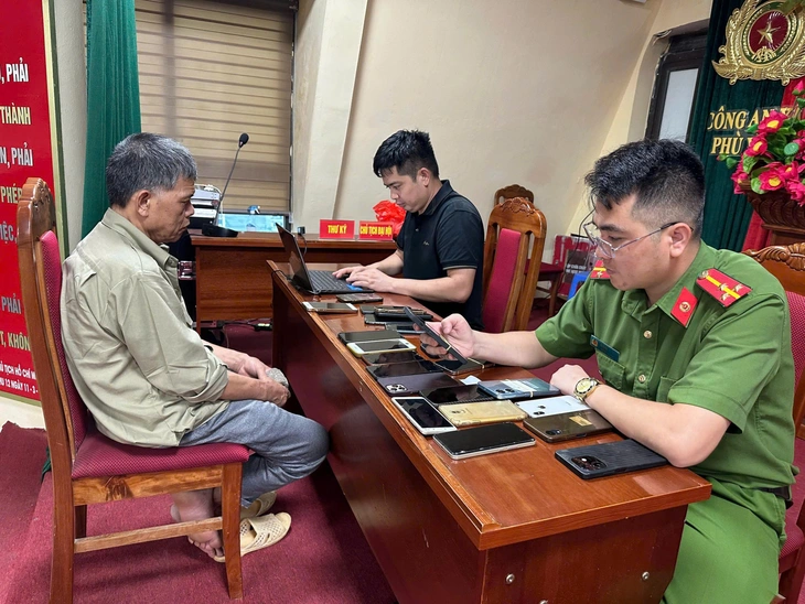 Xuyên đêm băng rừng vây ráp đại công xưởng 'vàng tặc', bắt 60 người khai thác vàng trái phép - Ảnh 2.