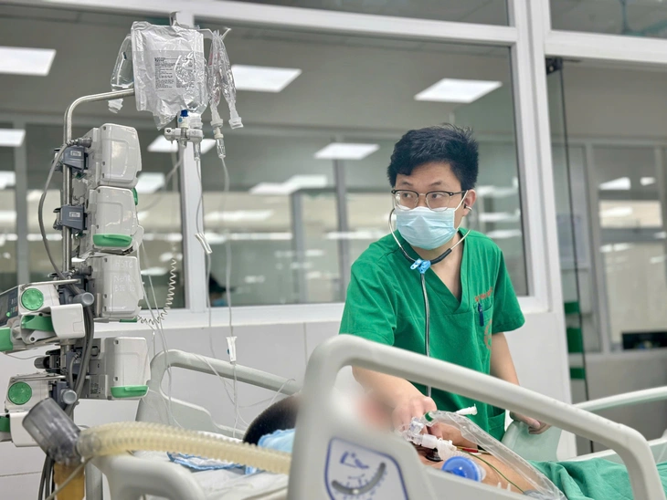 Cụ bà nguy kịch vì uống hơn nửa lít rượu mỗi ngày suốt 10 năm - Ảnh 1. Nguy kịch vì uống hơn nửa lít rượu mỗi ngày suốt 10 năm - Ảnh 1.