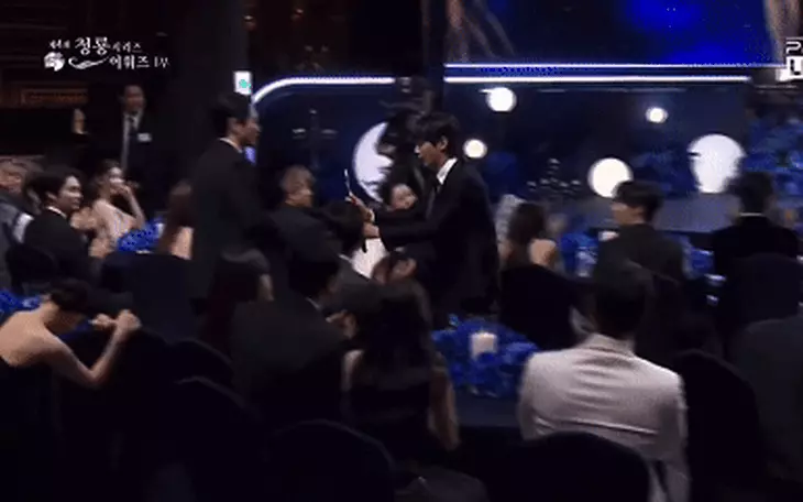 Cặp đôi Hyun Bin - Son Ye Jin, YoonA chiếm trọn spotlight thảm đỏ Rồng Xanh 2025 - Ảnh 14.