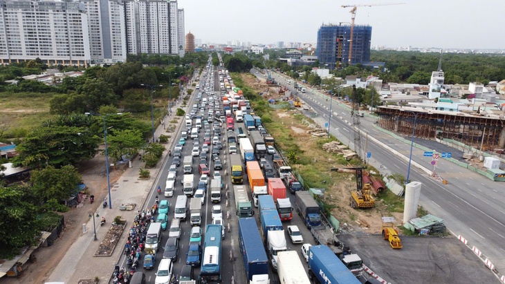 Nhiều vụ tai nạn liên hoàn do không giữ khoảng cách an toàn - Ảnh 1.