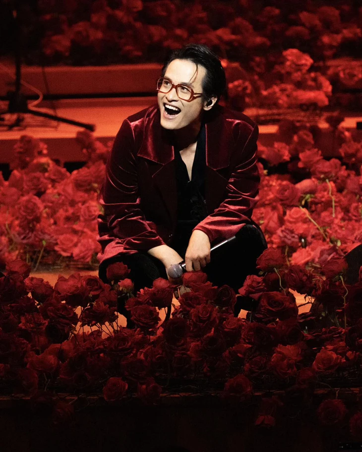 Hà Anh Tuấn mời khán giả mặc áo dài dự 'Sketch a rose' ở Hollywood - Ảnh 1.