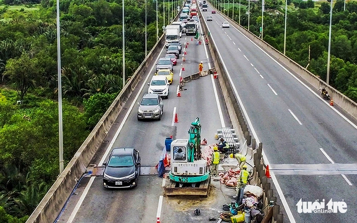 Kẹt xe trên cao tốc TP.HCM - Long Thành - Dầu Giây, ùn ứ lan rộng - Ảnh 1. cao tốc - Ảnh 1.