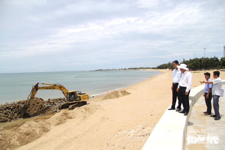 Xử lý ngay bãi đá sắc nhọn ở bãi biển Bình Sơn - Ninh Chử - Ảnh 2.