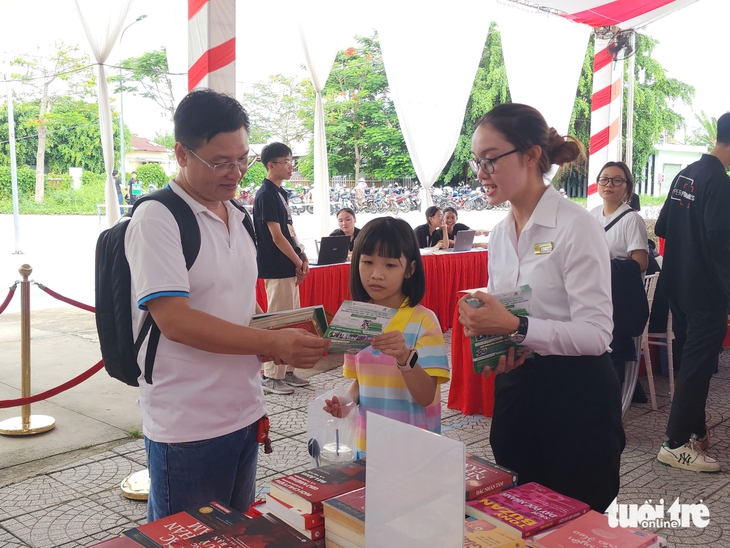 Sôi nổi nhiều bạn trẻ tham gia ngày hội sách 'Mơ hỏi mở' 2025 - Ảnh 2.