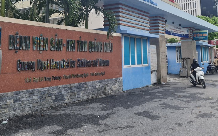 Lấy nửa ký tóc trong dạ dày cháu bé 6 tuổi - Ảnh 3.