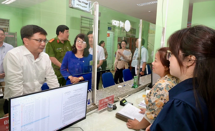 Phó Bí thư Thành ủy TP.HCM Đặng Minh Thông khảo sát hoạt động tại phường Bình Trưng - Ảnh 3.