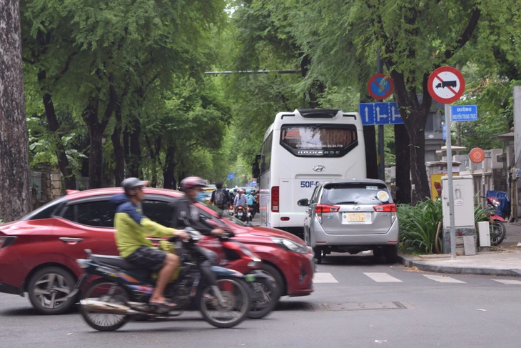 Nghiên cứu lắp đặt thêm camera giám sát, xử phạt lấn chiếm lòng đường, vỉa hè ở TP.HCM - Ảnh 1.