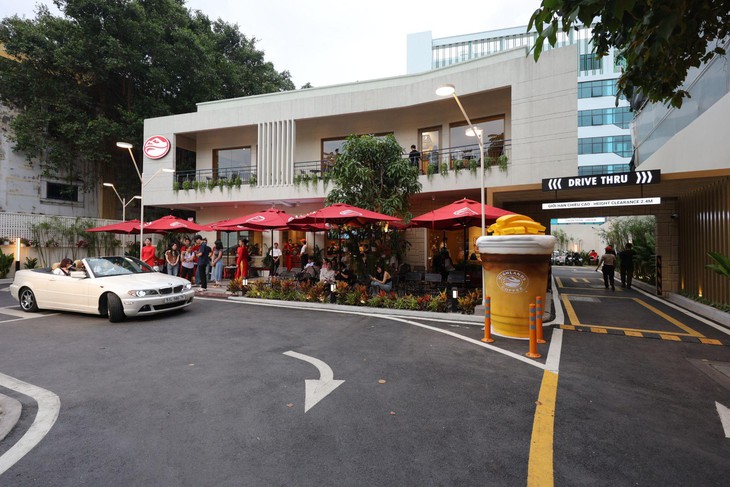 Cà phê theo nhịp sống mới: Highlands mở làn Drive - Thru cho mọi phương tiện - Ảnh 1.