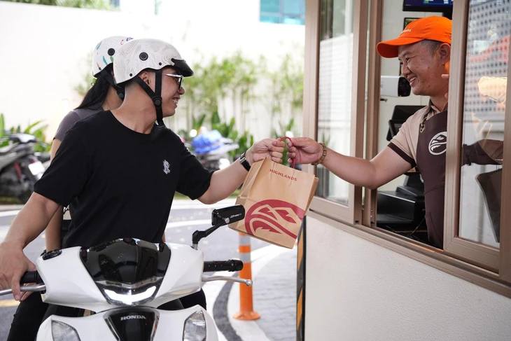 Cà phê theo nhịp sống mới: Highlands mở làn Drive - Thru cho mọi phương tiện - Ảnh 2.