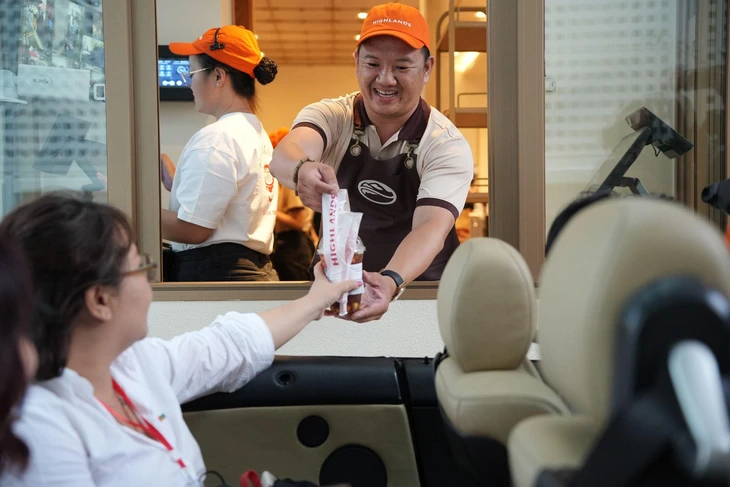 Cà phê theo nhịp sống mới: Highlands mở làn Drive - Thru cho mọi phương tiện - Ảnh 3.