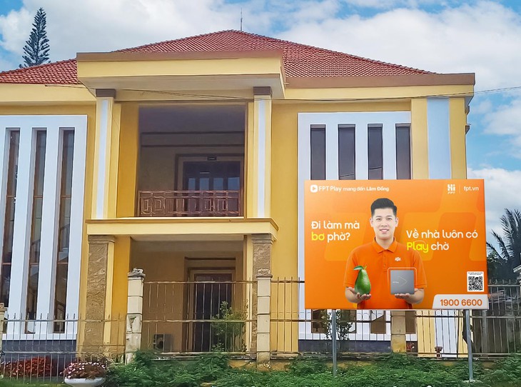 FPT ‘phủ cam’ toàn quốc: 1000 lời chào sáng tạo đậm bản sắc Việt - Ảnh 2.