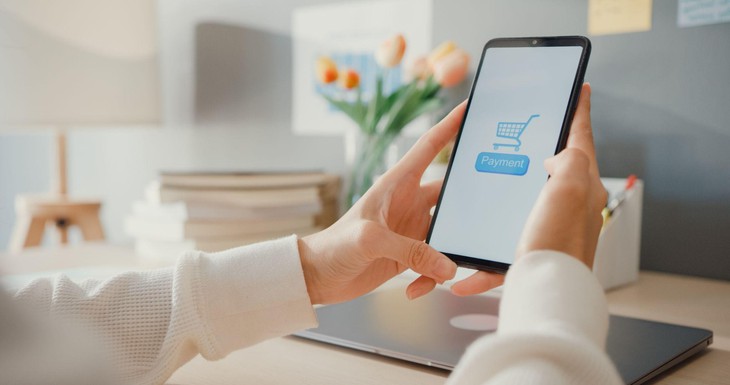 Đẩy mạnh thói quen tiêu dùng trực tuyến bằng phí vận chuyển 0đ - Ảnh 1. Shopee - Ảnh 1.