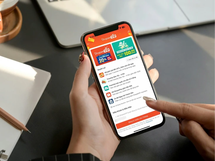 Đẩy mạnh thói quen tiêu dùng trực tuyến bằng phí vận chuyển 0đ - Ảnh 3. Shopee - Ảnh 3.