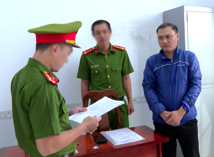 Bắt cựu nhân viên ngân hàng lừa đảo chiếm đoạt 1 tỉ đồng - Ảnh 1.